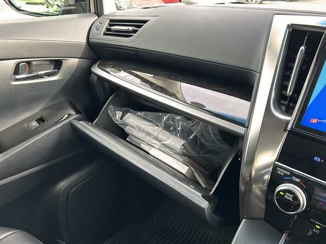 トヨタ ヴェルファイア Z 千葉県 2016(平28)年 1.5万km 黒 １０型ナビＮＳＺＮ－Ｚ６６Ｔ　バックカメラ　両側パワースライドドア　ＥＴＣ　革調シートカバー　スマートキー　プッシュスタート　１８インチアルミホイール　ＬＥＤライト　オートライト リアスポイラー/登録時走行距離:14718km/純正ナビ/純正フロアマット/レザーシートカバー/革巻きステアリング/ステアリングスイッチ/電動パーキングブレーキ/ブレーキホールド/ETC/スマートキ―/スペアキー/ドアバイザー/ウィンカーミラー