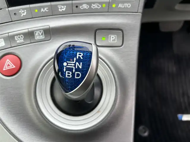 トヨタ プリウス G 東京都 2013(平25)年 6万km ブラック ワンオーナー/純正SDナビ/　フルセグTV/Bluetooth/AM・FM/バックカメラ/ドライブレコーダー/踏み間違い抑制装置/前後コーナーセンサー/クルーズコントロール/ビルトインETC/D席パワーシート/純正15インチＡＷ/純正フロアマット/電動格納ミラー/ステアリングスイッチ/ウインカーミラー/プッシュスタート/保証書/取扱説明書/スペアキー