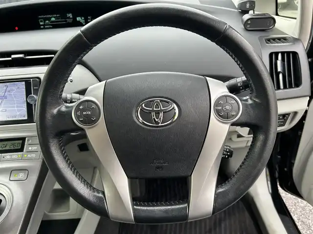 トヨタ プリウス G 東京都 2013(平25)年 6万km ブラック ワンオーナー/純正SDナビ/　フルセグTV/Bluetooth/AM・FM/バックカメラ/ドライブレコーダー/踏み間違い抑制装置/前後コーナーセンサー/クルーズコントロール/ビルトインETC/D席パワーシート/純正15インチＡＷ/純正フロアマット/電動格納ミラー/ステアリングスイッチ/ウインカーミラー/プッシュスタート/保証書/取扱説明書/スペアキー