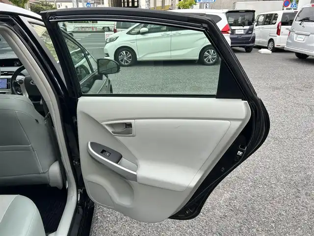 トヨタ プリウス G 東京都 2013(平25)年 6万km ブラック ワンオーナー/純正SDナビ/　フルセグTV/Bluetooth/AM・FM/バックカメラ/ドライブレコーダー/踏み間違い抑制装置/前後コーナーセンサー/クルーズコントロール/ビルトインETC/D席パワーシート/純正15インチＡＷ/純正フロアマット/電動格納ミラー/ステアリングスイッチ/ウインカーミラー/プッシュスタート/保証書/取扱説明書/スペアキー