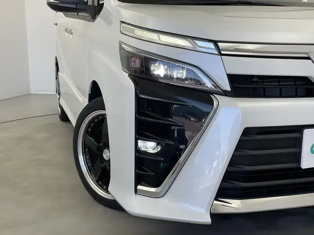 トヨタ ヴォクシー ZS 煌 新潟県 2019(平31)年 7.4万km ホワイトパールクリスタルシャイン 社外ナビ/バックカメラ/Bluetooth/CD/DVD/AUX/革巻きステアリング/HDMI/フルセグTV/ETC/両側パワースライドドア/ウォークスルー/LEDヘッドライト/プッシュスタート/スペアキー