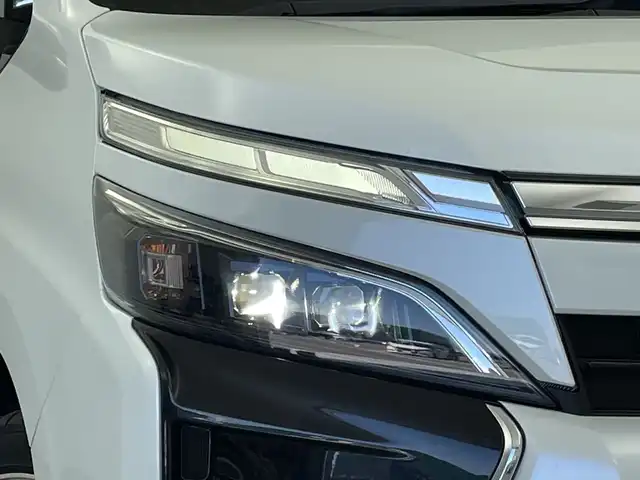 トヨタ ヴォクシー ZS 煌 新潟県 2019(平31)年 7.4万km ホワイトパールクリスタルシャイン 社外ナビ/バックカメラ/Bluetooth/CD/DVD/AUX/革巻きステアリング/HDMI/フルセグTV/ETC/両側パワースライドドア/ウォークスルー/LEDヘッドライト/プッシュスタート/スペアキー