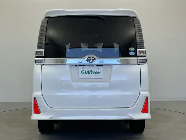 トヨタ ヴォクシー ZS 煌 新潟県 2019(平31)年 7.4万km ホワイトパールクリスタルシャイン 社外ナビ/バックカメラ/Bluetooth/CD/DVD/AUX/革巻きステアリング/HDMI/フルセグTV/ETC/両側パワースライドドア/ウォークスルー/LEDヘッドライト/プッシュスタート/スペアキー