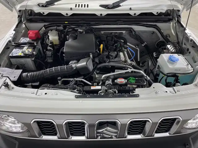 スズキ ジムニー ノマド FC 神奈川県 2025(令7)年 0.1万km アークティックホワイトパール スズキセーフティサポート/シートヒーター(D/N)/ETC/革巻きステアリング/ステアリングスイッチ/Autoライト/アダプティブクルーズコントロール/アイドリングストップ機能/ヘッドライトレベライザー/コーナーセンサー/ヘッドライトウォッシャー/ミラーヒーター/LEDヘッドライト/フォグランプ/背面タイヤ/電動格納ミラー/ウィンカーミラー/純正フロアマット/純正15インチアルミホイール