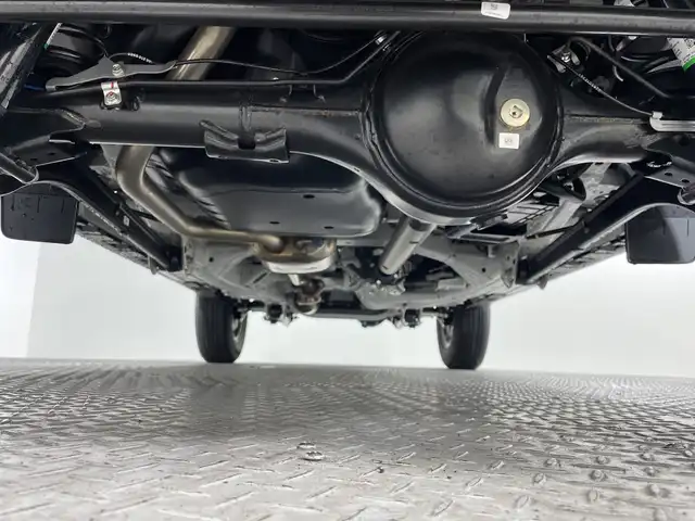 スズキ ジムニー ノマド FC 神奈川県 2025(令7)年 0.1万km アークティックホワイトパール スズキセーフティサポート/シートヒーター(D/N)/ETC/革巻きステアリング/ステアリングスイッチ/Autoライト/アダプティブクルーズコントロール/アイドリングストップ機能/ヘッドライトレベライザー/コーナーセンサー/ヘッドライトウォッシャー/ミラーヒーター/LEDヘッドライト/フォグランプ/背面タイヤ/電動格納ミラー/ウィンカーミラー/純正フロアマット/純正15インチアルミホイール
