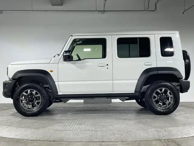 スズキ ジムニー ノマド FC 神奈川県 2025(令7)年 0.1万km アークティックホワイトパール スズキセーフティサポート/シートヒーター(D/N)/ETC/革巻きステアリング/ステアリングスイッチ/Autoライト/アダプティブクルーズコントロール/アイドリングストップ機能/ヘッドライトレベライザー/コーナーセンサー/ヘッドライトウォッシャー/ミラーヒーター/LEDヘッドライト/フォグランプ/背面タイヤ/電動格納ミラー/ウィンカーミラー/純正フロアマット/純正15インチアルミホイール