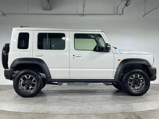 スズキ ジムニー ノマド FC 神奈川県 2025(令7)年 0.1万km アークティックホワイトパール スズキセーフティサポート/シートヒーター(D/N)/ETC/革巻きステアリング/ステアリングスイッチ/Autoライト/アダプティブクルーズコントロール/アイドリングストップ機能/ヘッドライトレベライザー/コーナーセンサー/ヘッドライトウォッシャー/ミラーヒーター/LEDヘッドライト/フォグランプ/背面タイヤ/電動格納ミラー/ウィンカーミラー/純正フロアマット/純正15インチアルミホイール