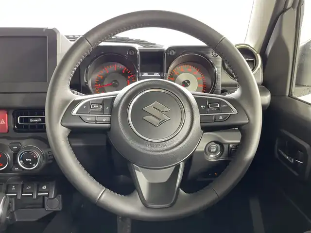 スズキ ジムニー ノマド FC 神奈川県 2025(令7)年 0.1万km アークティックホワイトパール スズキセーフティサポート/シートヒーター(D/N)/ETC/革巻きステアリング/ステアリングスイッチ/Autoライト/アダプティブクルーズコントロール/アイドリングストップ機能/ヘッドライトレベライザー/コーナーセンサー/ヘッドライトウォッシャー/ミラーヒーター/LEDヘッドライト/フォグランプ/背面タイヤ/電動格納ミラー/ウィンカーミラー/純正フロアマット/純正15インチアルミホイール