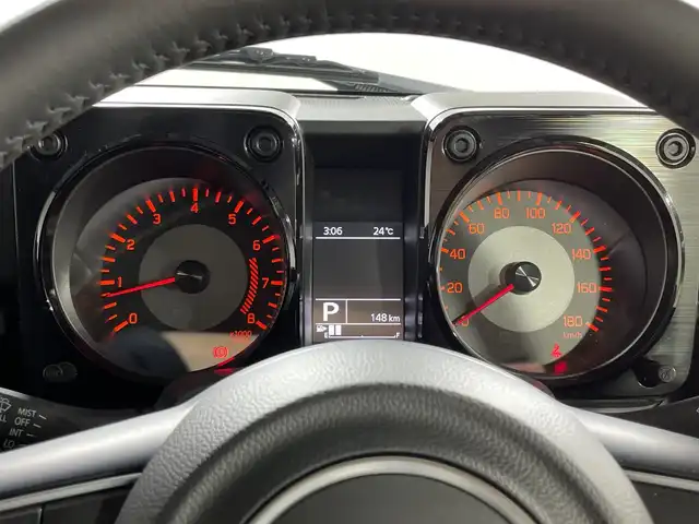 スズキ ジムニー ノマド FC 神奈川県 2025(令7)年 0.1万km アークティックホワイトパール スズキセーフティサポート/シートヒーター(D/N)/ETC/革巻きステアリング/ステアリングスイッチ/Autoライト/アダプティブクルーズコントロール/アイドリングストップ機能/ヘッドライトレベライザー/コーナーセンサー/ヘッドライトウォッシャー/ミラーヒーター/LEDヘッドライト/フォグランプ/背面タイヤ/電動格納ミラー/ウィンカーミラー/純正フロアマット/純正15インチアルミホイール