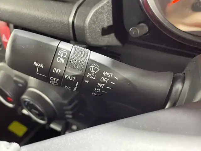 スズキ ジムニー ノマド FC 神奈川県 2025(令7)年 0.1万km アークティックホワイトパール スズキセーフティサポート/シートヒーター(D/N)/ETC/革巻きステアリング/ステアリングスイッチ/Autoライト/アダプティブクルーズコントロール/アイドリングストップ機能/ヘッドライトレベライザー/コーナーセンサー/ヘッドライトウォッシャー/ミラーヒーター/LEDヘッドライト/フォグランプ/背面タイヤ/電動格納ミラー/ウィンカーミラー/純正フロアマット/純正15インチアルミホイール