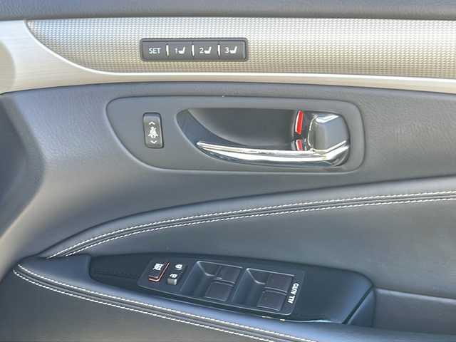 レクサス ＬＳ 600h Fスポーツ 岩手県 2012(平24)年 3.4万km ブラック マークレビンソンサウンドシステム　サンルーフ　ナビ　バックＣ　後席モニター　フルセグ　ＥＴＣＤＳＲＣ　メモリ付電動本革シート　エアシートヒーター　リアサンシェード　電動トランク　ステアヒーター　ＢＳＭ