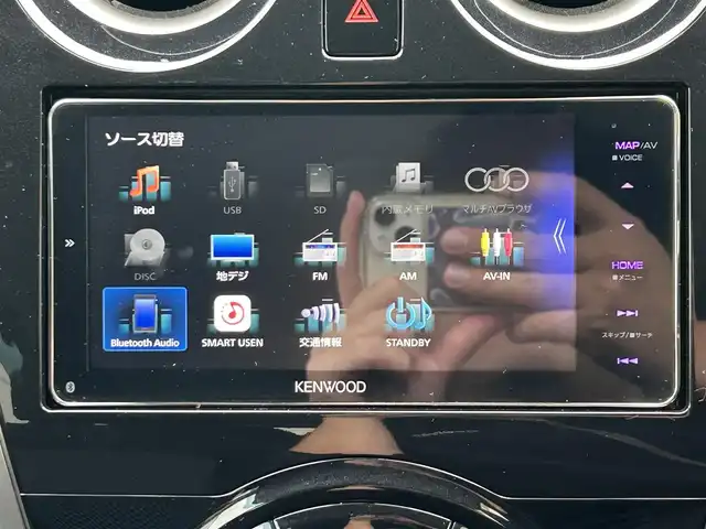 日産 ノート X DIG－S Vセレ +セーフ 東京都 2014(平26)年 14.1万km ブリリアントシルバー ワンオーナー/社外メモリナビ(MDV-M807HDM)/AM/FM/CD/DVD/Bluetooth/SMART USEN/iPod/USB/フルセグTV/ETC/エマージェンシーブレーキ/レーンキープアシスト/社外ドライブレコーダー/アイドリングストップ/ヘッドライトへレベライザー/純正フロアマット/プッシュスタート/ドアバイザー/取扱説明書/保証書