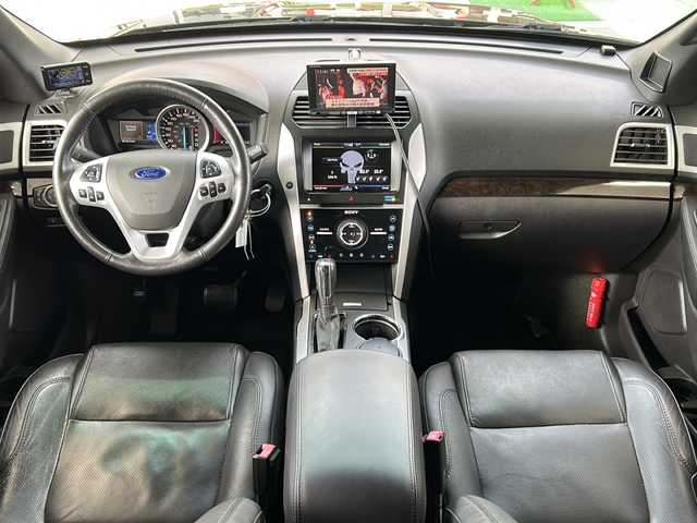 フォード エクスプローラー LTD エコブースト 鳥取県 2015(平27)年 5.1万km タキシード ブラック ディーラー車/左ハンドル/７人乗り/純正キーレス/サンルーフ/ブラックレザーシート/ＳＯＮＹサウンドシステム/ディスプレイオーディオ/社外ＨＤＤナビげーしょん/Bluetooth・DVD再生/バックカメラ・サイドフロントカメラ/ブラインドスポットモニタリング/バックソナー/トレーラースウェイ/トラクションコントロール/クルーズコントロール/パワーテールゲート/前席パワーシート（D席メモリ）/前席エアーシート（ヒーター）/ハンドルヒーター/３ゾーンエアコン/３列目電動格納シート/オートライト/ETCユニット/保証書・取説/記録簿R6/9R5/10R4/9R3/11R2/10/R1/10H30/9H29/9H28/3