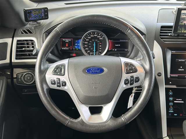 フォード エクスプローラー LTD エコブースト 鳥取県 2015(平27)年 5.1万km タキシード ブラック ディーラー車/左ハンドル/７人乗り/純正キーレス/サンルーフ/ブラックレザーシート/ＳＯＮＹサウンドシステム/ディスプレイオーディオ/社外ＨＤＤナビげーしょん/Bluetooth・DVD再生/バックカメラ・サイドフロントカメラ/ブラインドスポットモニタリング/バックソナー/トレーラースウェイ/トラクションコントロール/クルーズコントロール/パワーテールゲート/前席パワーシート（D席メモリ）/前席エアーシート（ヒーター）/ハンドルヒーター/３ゾーンエアコン/３列目電動格納シート/オートライト/ETCユニット/保証書・取説/記録簿R6/9R5/10R4/9R3/11R2/10/R1/10H30/9H29/9H28/3