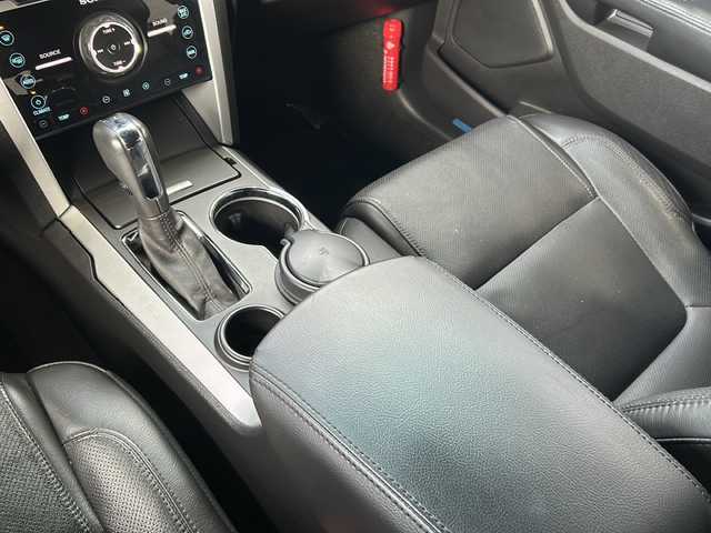 フォード エクスプローラー LTD エコブースト 鳥取県 2015(平27)年 5.1万km タキシード ブラック ディーラー車/左ハンドル/７人乗り/純正キーレス/サンルーフ/ブラックレザーシート/ＳＯＮＹサウンドシステム/ディスプレイオーディオ/社外ＨＤＤナビげーしょん/Bluetooth・DVD再生/バックカメラ・サイドフロントカメラ/ブラインドスポットモニタリング/バックソナー/トレーラースウェイ/トラクションコントロール/クルーズコントロール/パワーテールゲート/前席パワーシート（D席メモリ）/前席エアーシート（ヒーター）/ハンドルヒーター/３ゾーンエアコン/３列目電動格納シート/オートライト/ETCユニット/保証書・取説/記録簿R6/9R5/10R4/9R3/11R2/10/R1/10H30/9H29/9H28/3