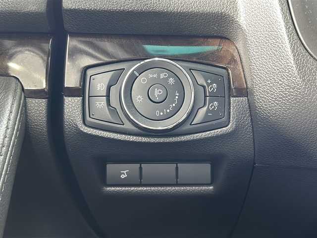 フォード エクスプローラー LTD エコブースト 鳥取県 2015(平27)年 5.1万km タキシード ブラック ディーラー車/左ハンドル/７人乗り/純正キーレス/サンルーフ/ブラックレザーシート/ＳＯＮＹサウンドシステム/ディスプレイオーディオ/社外ＨＤＤナビげーしょん/Bluetooth・DVD再生/バックカメラ・サイドフロントカメラ/ブラインドスポットモニタリング/バックソナー/トレーラースウェイ/トラクションコントロール/クルーズコントロール/パワーテールゲート/前席パワーシート（D席メモリ）/前席エアーシート（ヒーター）/ハンドルヒーター/３ゾーンエアコン/３列目電動格納シート/オートライト/ETCユニット/保証書・取説/記録簿R6/9R5/10R4/9R3/11R2/10/R1/10H30/9H29/9H28/3