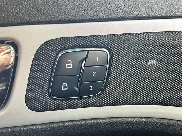 フォード エクスプローラー LTD エコブースト 鳥取県 2015(平27)年 5.1万km タキシード ブラック ディーラー車/左ハンドル/７人乗り/純正キーレス/サンルーフ/ブラックレザーシート/ＳＯＮＹサウンドシステム/ディスプレイオーディオ/社外ＨＤＤナビげーしょん/Bluetooth・DVD再生/バックカメラ・サイドフロントカメラ/ブラインドスポットモニタリング/バックソナー/トレーラースウェイ/トラクションコントロール/クルーズコントロール/パワーテールゲート/前席パワーシート（D席メモリ）/前席エアーシート（ヒーター）/ハンドルヒーター/３ゾーンエアコン/３列目電動格納シート/オートライト/ETCユニット/保証書・取説/記録簿R6/9R5/10R4/9R3/11R2/10/R1/10H30/9H29/9H28/3