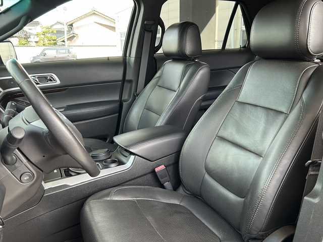 フォード エクスプローラー LTD エコブースト 鳥取県 2015(平27)年 5.1万km タキシード ブラック ディーラー車/左ハンドル/７人乗り/純正キーレス/サンルーフ/ブラックレザーシート/ＳＯＮＹサウンドシステム/ディスプレイオーディオ/社外ＨＤＤナビげーしょん/Bluetooth・DVD再生/バックカメラ・サイドフロントカメラ/ブラインドスポットモニタリング/バックソナー/トレーラースウェイ/トラクションコントロール/クルーズコントロール/パワーテールゲート/前席パワーシート（D席メモリ）/前席エアーシート（ヒーター）/ハンドルヒーター/３ゾーンエアコン/３列目電動格納シート/オートライト/ETCユニット/保証書・取説/記録簿R6/9R5/10R4/9R3/11R2/10/R1/10H30/9H29/9H28/3