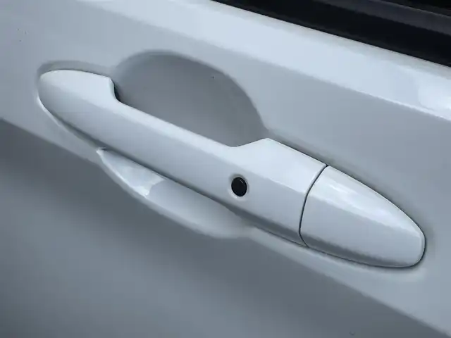 ホンダ フリード ハイブリット G ホンダセンシング 香川県 2017(平29)年 5.7万km ホワイトオーキッドパール 登録時走行距離；56574km/純正9インチナビ　（VXM-175VFNi）/・フルセグTV　CD/DVD/SD/Bluetooth/前後ドライブレコーダー/ETC/ホンダセンシング/衝突軽減ブレーキ/レーンキープアシスト/横滑り防止/アダプティブクルーズコントロール/バックカメラ/ステアリングスイッチ/両側パワースライドドア/プッシュスタート/純正フロアマット/純正15インチホイールキャップ