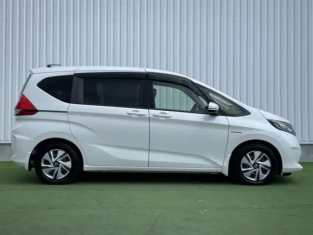 ホンダ フリード ハイブリット G ホンダセンシング 香川県 2017(平29)年 5.7万km ホワイトオーキッドパール 登録時走行距離；56574km/純正9インチナビ　（VXM-175VFNi）/・フルセグTV　CD/DVD/SD/Bluetooth/前後ドライブレコーダー/ETC/ホンダセンシング/衝突軽減ブレーキ/レーンキープアシスト/横滑り防止/アダプティブクルーズコントロール/バックカメラ/ステアリングスイッチ/両側パワースライドドア/プッシュスタート/純正フロアマット/純正15インチホイールキャップ