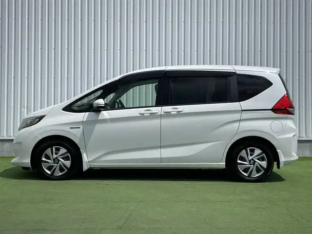 ホンダ フリード ハイブリット G ホンダセンシング 香川県 2017(平29)年 5.7万km ホワイトオーキッドパール 登録時走行距離；56574km/純正9インチナビ　（VXM-175VFNi）/・フルセグTV　CD/DVD/SD/Bluetooth/前後ドライブレコーダー/ETC/ホンダセンシング/衝突軽減ブレーキ/レーンキープアシスト/横滑り防止/アダプティブクルーズコントロール/バックカメラ/ステアリングスイッチ/両側パワースライドドア/プッシュスタート/純正フロアマット/純正15インチホイールキャップ