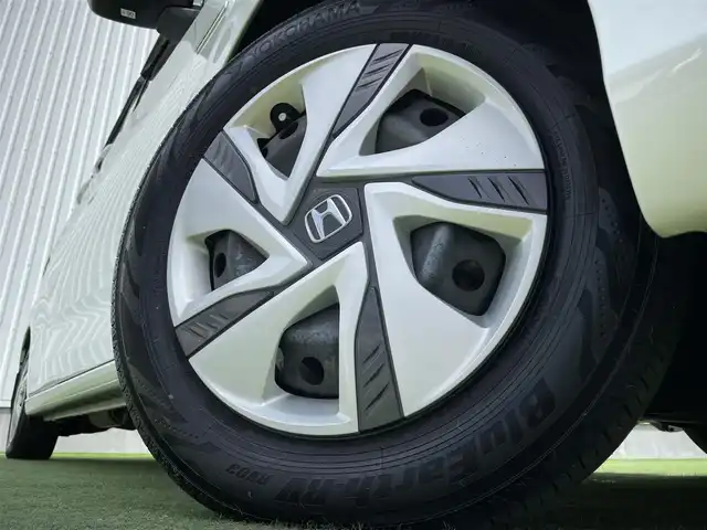 ホンダ フリード ハイブリット G ホンダセンシング 香川県 2017(平29)年 5.7万km ホワイトオーキッドパール 登録時走行距離；56574km/純正9インチナビ　（VXM-175VFNi）/・フルセグTV　CD/DVD/SD/Bluetooth/前後ドライブレコーダー/ETC/ホンダセンシング/衝突軽減ブレーキ/レーンキープアシスト/横滑り防止/アダプティブクルーズコントロール/バックカメラ/ステアリングスイッチ/両側パワースライドドア/プッシュスタート/純正フロアマット/純正15インチホイールキャップ