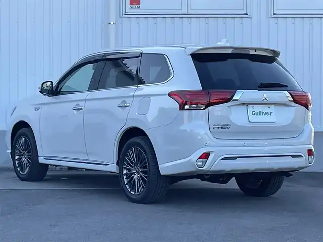 三菱 アウトランダー ＰＨＥＶ Sエディション 愛媛県 2019(令1)年 7.6万km シルキーホワイト 4WD/サンルーフ/レザーシート/ミツビシパワーサウンドシステム/純正メーカーナビ /(Bluetooth/USB/フルセグ)/アラウンドビューカメラ/レーダークルーズコントロール/ブラインドスポットモニター/衝突被害軽減システム/車線逸脱警報システム/パワーバックドア/前席パワーシート/前席シートヒーター/電動パーキングホールド/オートブレーキホールド/ETC/荷室＆後席AC1500V電源/後席USBソケット/LEDヘッドライト/フォグランプ/オートライト/革巻きステアリング/ステアリングヒーター/パドルシフト/ステアリングリモコン/プッシュスタート/スマートキー/スペアキー1本/純正ドアバイザー/純正フロアマット/電動格納ミラー