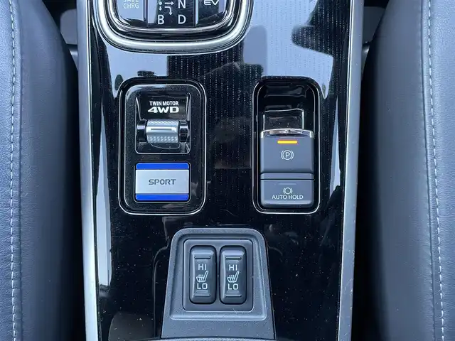 三菱 アウトランダー ＰＨＥＶ Sエディション 愛媛県 2019(令1)年 7.6万km シルキーホワイト 4WD/サンルーフ/レザーシート/ミツビシパワーサウンドシステム/純正メーカーナビ /(Bluetooth/USB/フルセグ)/アラウンドビューカメラ/レーダークルーズコントロール/ブラインドスポットモニター/衝突被害軽減システム/車線逸脱警報システム/パワーバックドア/前席パワーシート/前席シートヒーター/電動パーキングホールド/オートブレーキホールド/ETC/荷室＆後席AC1500V電源/後席USBソケット/LEDヘッドライト/フォグランプ/オートライト/革巻きステアリング/ステアリングヒーター/パドルシフト/ステアリングリモコン/プッシュスタート/スマートキー/スペアキー1本/純正ドアバイザー/純正フロアマット/電動格納ミラー