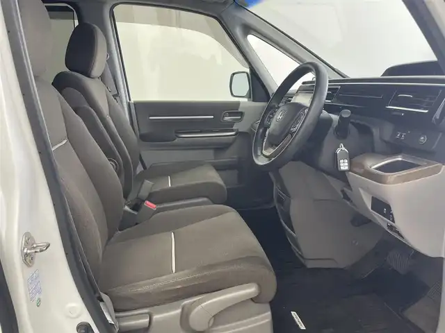 ホンダ ステップワゴン G EX 埼玉県 2015(平27)年 5.8万km ホワイトオーキッドパール 純正インターナビ/ CD DVD フルセグTV Bluetooth HDMI/11インチ純正フリップダウンモニター/バックカメラ/ステアリングスイッチ/衝突被害軽減システム/レーダークルーズコントロール/レーンキープアシスト/先行車発進お知らせ機能/横滑り防止システム/シートヒーター/わくわくゲート/LEDオートライト/ETC/スマートキー