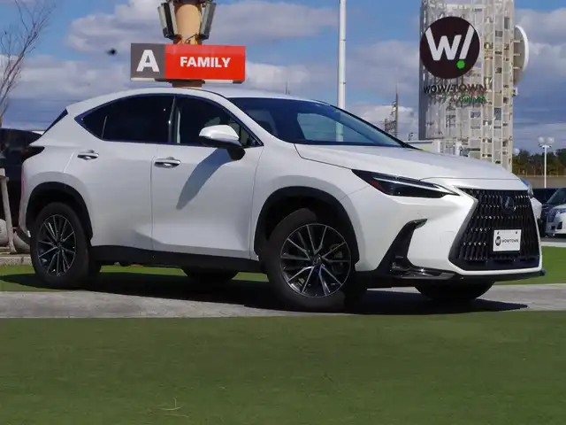 レクサス ＮＸ 350h バージョンL 千葉県 2022(令4)年 4.4万km ソニッククォーツ Lexus Safety System+/・プリクラッシュセーフティ/・レーンディパーチャーアラート/・レーンチェンジアシスト/・オートハイビーム/・レーダークルーズコントロール/・プロアクティブドライビングアシスト/・ブラインドスポットモニター/ヘッドアップディスプレイ/パワーバックドア/ブラックレザーシート/前席パワーシート/各席シートヒーター/純正コネクティッドナビ/地デジTV/【Bluetooth接続】/パノラミックビューモニター/ドライブレコーダー/（フロント:DRT-H68A　リア:DC-DR412）/ETC（2.0）/LEDヘッドライト/フォグライト/ウインカーミラー/革巻きステアリング/ステアリングスイッチ/パドルシフト/クリアランスソナー/純正18インチアルミホイル/サイド/カーテン/ニーエアバッグ/スマートキー