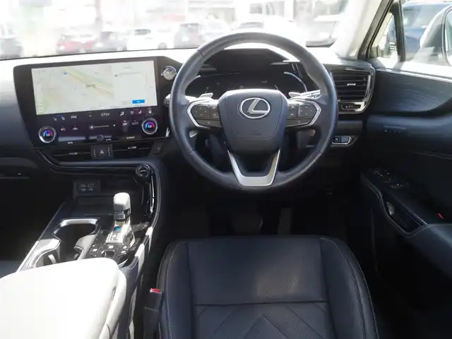 レクサス ＮＸ 350h バージョンL 千葉県 2022(令4)年 4.4万km ソニッククォーツ Lexus Safety System+/・プリクラッシュセーフティ/・レーンディパーチャーアラート/・レーンチェンジアシスト/・オートハイビーム/・レーダークルーズコントロール/・プロアクティブドライビングアシスト/・ブラインドスポットモニター/ヘッドアップディスプレイ/パワーバックドア/ブラックレザーシート/前席パワーシート/各席シートヒーター/純正コネクティッドナビ/地デジTV/【Bluetooth接続】/パノラミックビューモニター/ドライブレコーダー/（フロント:DRT-H68A　リア:DC-DR412）/ETC（2.0）/LEDヘッドライト/フォグライト/ウインカーミラー/革巻きステアリング/ステアリングスイッチ/パドルシフト/クリアランスソナー/純正18インチアルミホイル/サイド/カーテン/ニーエアバッグ/スマートキー