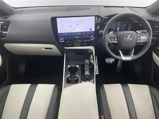 レクサス ＮＸ 350h Fスポーツ 富山県 2023(令5)年 3.6万km ホワイトノーヴァガラスフレーク 純正14型ナビ（AM/FM/BT/USB/フルセグ）/全方位カメラ/ETC/ブラインドスポットモニター/ヘッドアップディスプレイ/レザーシート/D/N席パワーシート/D席メモリシート/シートヒーター/エアシート/ハンドルヒーター/衝突被害軽減システム/レーダークルーズコントロール/レーンキープアシスト/コーナーセンサー/横滑り防止装置/アイドリングストップ/純正アルミホイール/Fスポーツ専用オレンジキャリパ/社外フロアマット/オートLEDライト/オートマチックハイビーム/オートホールド付電子パーキング/革巻きステアリング/ステアリングスイッチ/パドルシフト/スマートキー