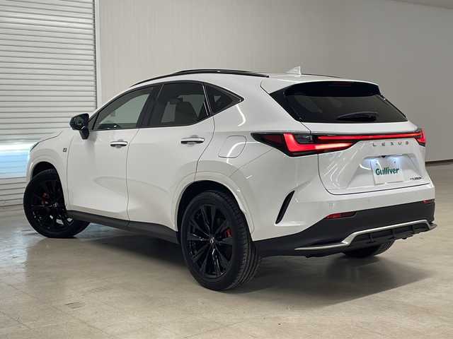 レクサス ＮＸ 350h Fスポーツ 熊本県 2023(令5)年 3.6万km ホワイトノーヴァガラスフレーク 純正14型ナビ（AM/FM/BT/USB/フルセグ）/全方位カメラ/ETC/ブラインドスポットモニター/ヘッドアップディスプレイ/レザーシート/D/N席パワーシート/D席メモリシート/シートヒーター/エアシート/ハンドルヒーター/衝突被害軽減システム/レーダークルーズコントロール/レーンキープアシスト/コーナーセンサー/横滑り防止装置/アイドリングストップ/純正アルミホイール/Fスポーツ専用オレンジキャリパ/社外フロアマット/オートLEDライト/オートマチックハイビーム/オートホールド付電子パーキング/革巻きステアリング/ステアリングスイッチ/パドルシフト/スマートキー