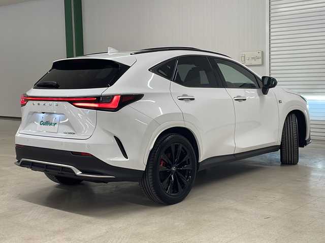 レクサス ＮＸ 350h Fスポーツ 熊本県 2023(令5)年 3.6万km ホワイトノーヴァガラスフレーク 純正14型ナビ（AM/FM/BT/USB/フルセグ）/全方位カメラ/ETC/ブラインドスポットモニター/ヘッドアップディスプレイ/レザーシート/D/N席パワーシート/D席メモリシート/シートヒーター/エアシート/ハンドルヒーター/衝突被害軽減システム/レーダークルーズコントロール/レーンキープアシスト/コーナーセンサー/横滑り防止装置/アイドリングストップ/純正アルミホイール/Fスポーツ専用オレンジキャリパ/社外フロアマット/オートLEDライト/オートマチックハイビーム/オートホールド付電子パーキング/革巻きステアリング/ステアリングスイッチ/パドルシフト/スマートキー