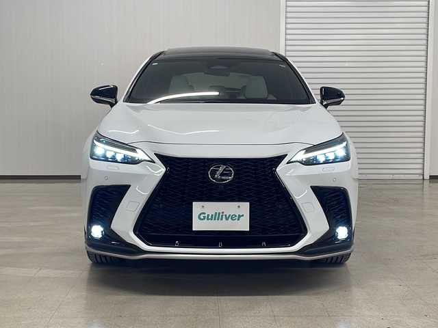 レクサス ＮＸ 350h Fスポーツ 熊本県 2023(令5)年 3.6万km ホワイトノーヴァガラスフレーク 純正14型ナビ（AM/FM/BT/USB/フルセグ）/全方位カメラ/ETC/ブラインドスポットモニター/ヘッドアップディスプレイ/レザーシート/D/N席パワーシート/D席メモリシート/シートヒーター/エアシート/ハンドルヒーター/衝突被害軽減システム/レーダークルーズコントロール/レーンキープアシスト/コーナーセンサー/横滑り防止装置/アイドリングストップ/純正アルミホイール/Fスポーツ専用オレンジキャリパ/社外フロアマット/オートLEDライト/オートマチックハイビーム/オートホールド付電子パーキング/革巻きステアリング/ステアリングスイッチ/パドルシフト/スマートキー