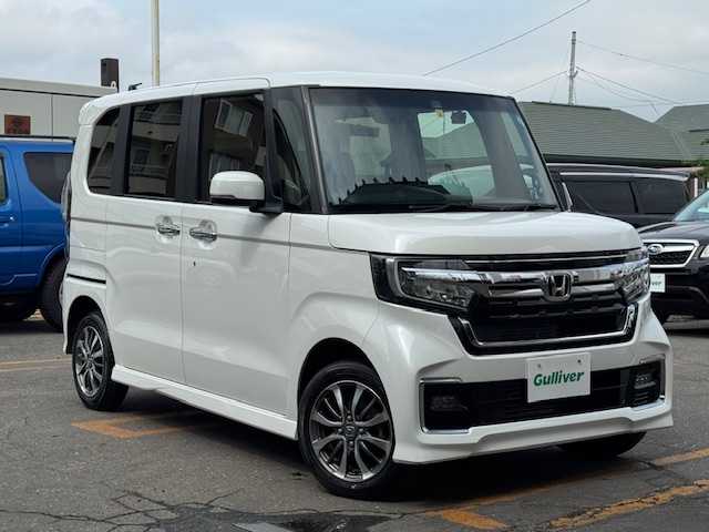 ホンダ Ｎ ＢＯＸ カスタム L 道東・釧路十勝 2023(令5)年 1.8万km プラチナホワイトパール 4WD/純正メモリーナビ/  (CD/Bluetooth)/バックカメラ/ホンダセンシング/  衝突軽減ブレーキ/  先行車発進お知らせ機能/  歩行者事故低減ステアリング/  路外逸脱抑制機能/  標識認識機能/  渋滞追従機能付アダプティブクルーズコントロール/  車線維持支援システム/  オートハイビーム/  誤発進抑制機能/  後方誤発進抑制機能/両側パワースライドドア/ステアリングリモコン/コーナーセンサー/LEDヘッドライト/フォグライト/前席シートヒーター/ミラーヒーター/電動格納ミラー/ウィンカーミラー/ETC/ドライブレコーダー/USBソケット/横滑り防止装置/運転席シートリフター/純正フロアマット/スマートキー/エンジンプッシュスタート/スペアキー/保証書/純正14インチアルミホイール