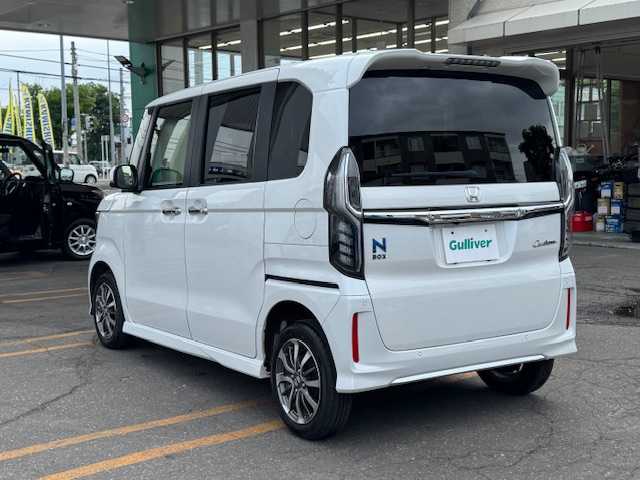 ホンダ Ｎ ＢＯＸ カスタム L 道東・釧路十勝 2023(令5)年 1.8万km プラチナホワイトパール 4WD/純正メモリーナビ/  (CD/Bluetooth)/バックカメラ/ホンダセンシング/  衝突軽減ブレーキ/  先行車発進お知らせ機能/  歩行者事故低減ステアリング/  路外逸脱抑制機能/  標識認識機能/  渋滞追従機能付アダプティブクルーズコントロール/  車線維持支援システム/  オートハイビーム/  誤発進抑制機能/  後方誤発進抑制機能/両側パワースライドドア/ステアリングリモコン/コーナーセンサー/LEDヘッドライト/フォグライト/前席シートヒーター/ミラーヒーター/電動格納ミラー/ウィンカーミラー/ETC/ドライブレコーダー/USBソケット/横滑り防止装置/運転席シートリフター/純正フロアマット/スマートキー/エンジンプッシュスタート/スペアキー/保証書/純正14インチアルミホイール