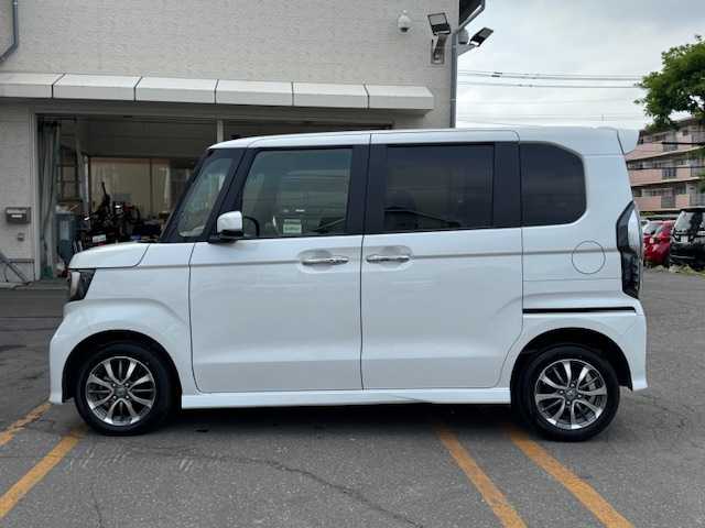 ホンダ Ｎ ＢＯＸ カスタム L 道東・釧路十勝 2023(令5)年 1.8万km プラチナホワイトパール 4WD/純正メモリーナビ/  (CD/Bluetooth)/バックカメラ/ホンダセンシング/  衝突軽減ブレーキ/  先行車発進お知らせ機能/  歩行者事故低減ステアリング/  路外逸脱抑制機能/  標識認識機能/  渋滞追従機能付アダプティブクルーズコントロール/  車線維持支援システム/  オートハイビーム/  誤発進抑制機能/  後方誤発進抑制機能/両側パワースライドドア/ステアリングリモコン/コーナーセンサー/LEDヘッドライト/フォグライト/前席シートヒーター/ミラーヒーター/電動格納ミラー/ウィンカーミラー/ETC/ドライブレコーダー/USBソケット/横滑り防止装置/運転席シートリフター/純正フロアマット/スマートキー/エンジンプッシュスタート/スペアキー/保証書/純正14インチアルミホイール