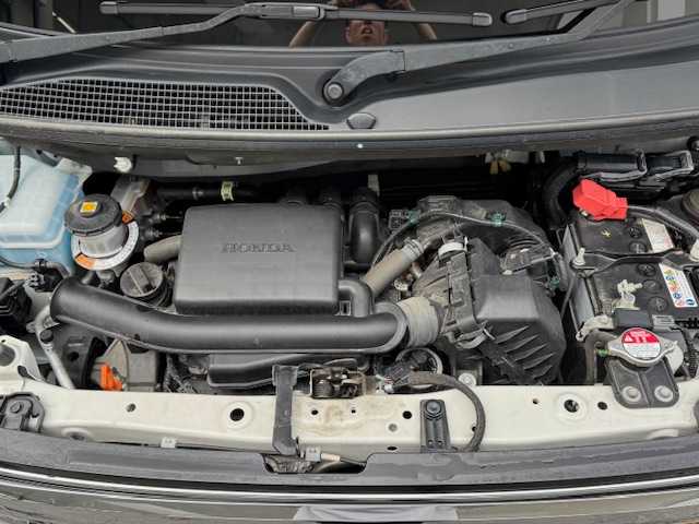 ホンダ Ｎ ＢＯＸ カスタム L 道東・釧路十勝 2023(令5)年 1.8万km プラチナホワイトパール 4WD/純正メモリーナビ/  (CD/Bluetooth)/バックカメラ/ホンダセンシング/  衝突軽減ブレーキ/  先行車発進お知らせ機能/  歩行者事故低減ステアリング/  路外逸脱抑制機能/  標識認識機能/  渋滞追従機能付アダプティブクルーズコントロール/  車線維持支援システム/  オートハイビーム/  誤発進抑制機能/  後方誤発進抑制機能/両側パワースライドドア/ステアリングリモコン/コーナーセンサー/LEDヘッドライト/フォグライト/前席シートヒーター/ミラーヒーター/電動格納ミラー/ウィンカーミラー/ETC/ドライブレコーダー/USBソケット/横滑り防止装置/運転席シートリフター/純正フロアマット/スマートキー/エンジンプッシュスタート/スペアキー/保証書/純正14インチアルミホイール