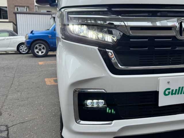 ホンダ Ｎ ＢＯＸ カスタム L 道東・釧路十勝 2023(令5)年 1.8万km プラチナホワイトパール 4WD/純正メモリーナビ/  (CD/Bluetooth)/バックカメラ/ホンダセンシング/  衝突軽減ブレーキ/  先行車発進お知らせ機能/  歩行者事故低減ステアリング/  路外逸脱抑制機能/  標識認識機能/  渋滞追従機能付アダプティブクルーズコントロール/  車線維持支援システム/  オートハイビーム/  誤発進抑制機能/  後方誤発進抑制機能/両側パワースライドドア/ステアリングリモコン/コーナーセンサー/LEDヘッドライト/フォグライト/前席シートヒーター/ミラーヒーター/電動格納ミラー/ウィンカーミラー/ETC/ドライブレコーダー/USBソケット/横滑り防止装置/運転席シートリフター/純正フロアマット/スマートキー/エンジンプッシュスタート/スペアキー/保証書/純正14インチアルミホイール