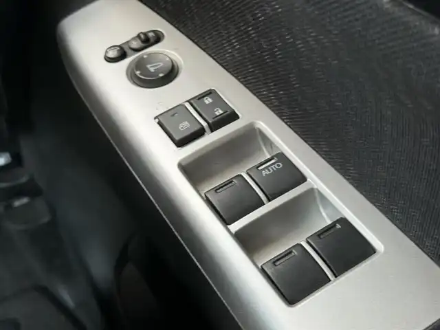 ホンダ Ｎ ＢＯＸ カスタム SSパッケージ 千葉県 2015(平27)年 3.4万km プレミアムホワイトパールⅡ 社外ナビ　/【型式：AVIC-MRZ02】/ＣＤ/ＳＤ/ワンセグ　/バックカメラ　スマートキー　/両側パワースライドドア　/純正アルミホイール　/キセノンヘッドライト　/オートライト/純正フロアマット　/ダブルサイドエアバック　/ABS　/後席ロールサンシェード