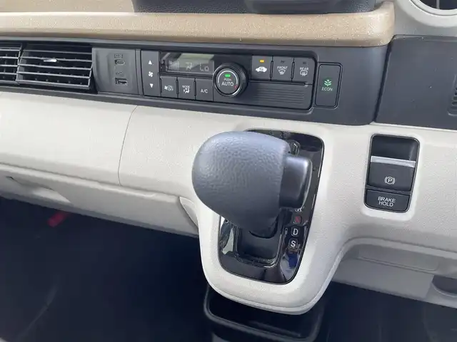 ホンダ Ｎ ＢＯＸ 佐賀県 2024(令6)年 0.7万km クリスタルブラックパール 純正8型ナビゲーション/・AM/FM/Bluetooth/CD/DVD/フルセグTV/・Apple Car Play/Android Auto/・バックカメラ/USB入力端子/前後録画ドライブレコーダー/片側パワースライドドア/LEDヘッドライト/・オートマチックハイビーム/プッシュスタート/スマートキー/ETC/純正フロアマット/純正ドアバイザー/新車保証書/取扱説明書/ホンダセンシング /レーダークルーズコントロール/コーナーセンサー/衝突被害軽減ブレーキ