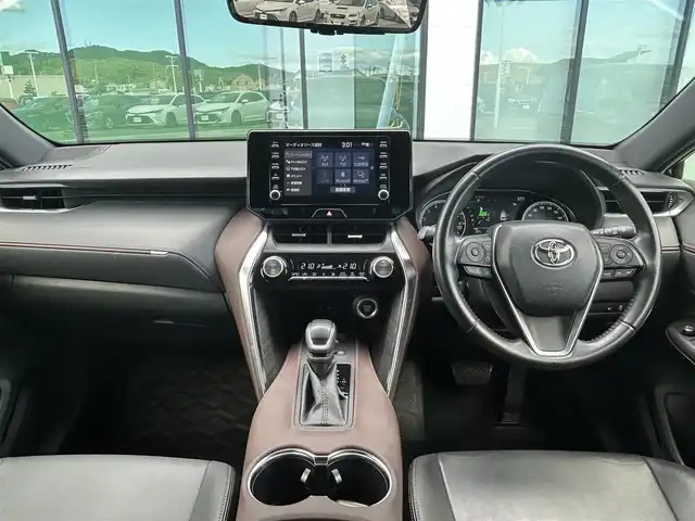 トヨタ ハリアー G 香川県 2021(令3)年 4万km ブラック パノラミックビューモニター/ブラインドスポットモニター/12.3インチディスプレイオーディオ（コネクティッドナビ対応）/【AM/FM/Bluetooth/フルセグTV】/トヨタセーフティセンス/→プリクラッシュセーフティ（衝突被害軽減ブレーキ）/→レーンディパーチャーアラート（車線逸脱警報）/→レーントレーシングアシスト（車線中央維持支援）/→アダプティブクルーズコントロール/→オートマチックハイビーム/クリアランスソナー（前後）/電動リアゲート/ドライブスタートコントロール/安心降車アシスト（SEA）/パーキングサポートブレーキ/デジタルインナーミラー/ハーフレザーシート/パワーシート/ビルトインETC/ステアリングリモコン/LEDオートライト/LEDフォグランプ/オートハイビーム/純正16インチアルミホイール/純正USBポート/100Vコンセント/スマートキー