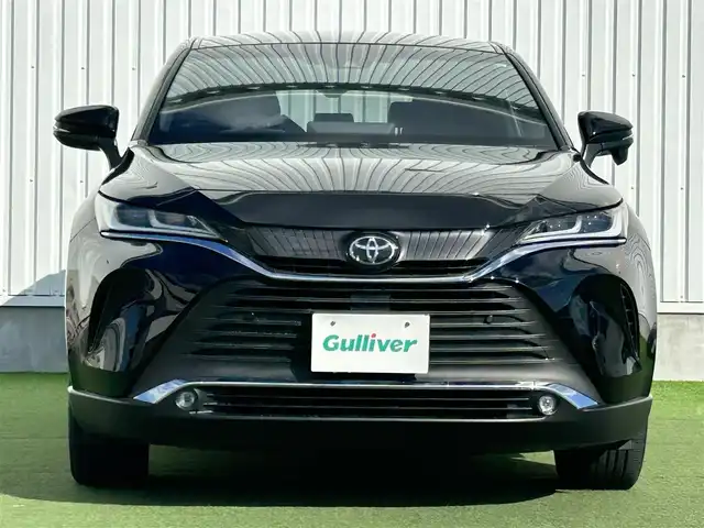 トヨタ ハリアー G 香川県 2021(令3)年 4万km ブラック パノラミックビューモニター/ブラインドスポットモニター/12.3インチディスプレイオーディオ（コネクティッドナビ対応）/【AM/FM/Bluetooth/フルセグTV】/トヨタセーフティセンス/→プリクラッシュセーフティ（衝突被害軽減ブレーキ）/→レーンディパーチャーアラート（車線逸脱警報）/→レーントレーシングアシスト（車線中央維持支援）/→アダプティブクルーズコントロール/→オートマチックハイビーム/クリアランスソナー（前後）/電動リアゲート/ドライブスタートコントロール/安心降車アシスト（SEA）/パーキングサポートブレーキ/デジタルインナーミラー/ハーフレザーシート/パワーシート/ビルトインETC/ステアリングリモコン/LEDオートライト/LEDフォグランプ/オートハイビーム/純正16インチアルミホイール/純正USBポート/100Vコンセント/スマートキー