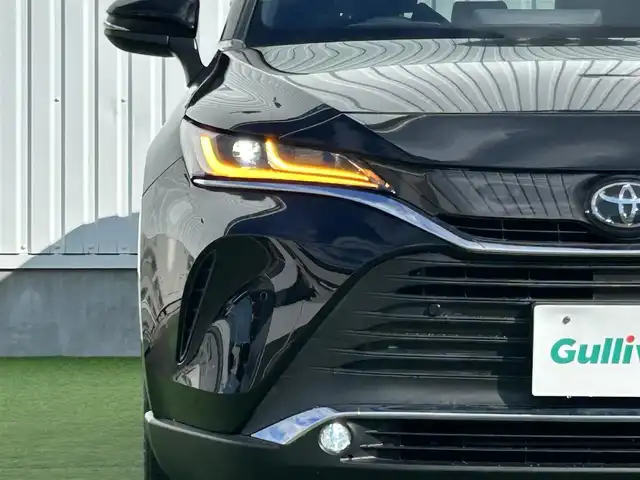 トヨタ ハリアー G 香川県 2021(令3)年 4万km ブラック パノラミックビューモニター/ブラインドスポットモニター/12.3インチディスプレイオーディオ（コネクティッドナビ対応）/【AM/FM/Bluetooth/フルセグTV】/トヨタセーフティセンス/→プリクラッシュセーフティ（衝突被害軽減ブレーキ）/→レーンディパーチャーアラート（車線逸脱警報）/→レーントレーシングアシスト（車線中央維持支援）/→アダプティブクルーズコントロール/→オートマチックハイビーム/クリアランスソナー（前後）/電動リアゲート/ドライブスタートコントロール/安心降車アシスト（SEA）/パーキングサポートブレーキ/デジタルインナーミラー/ハーフレザーシート/パワーシート/ビルトインETC/ステアリングリモコン/LEDオートライト/LEDフォグランプ/オートハイビーム/純正16インチアルミホイール/純正USBポート/100Vコンセント/スマートキー