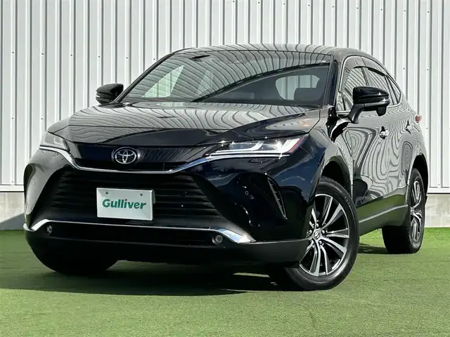 トヨタ ハリアー G 香川県 2021(令3)年 4万km ブラック パノラミックビューモニター/ブラインドスポットモニター/12.3インチディスプレイオーディオ（コネクティッドナビ対応）/【AM/FM/Bluetooth/フルセグTV】/トヨタセーフティセンス/→プリクラッシュセーフティ（衝突被害軽減ブレーキ）/→レーンディパーチャーアラート（車線逸脱警報）/→レーントレーシングアシスト（車線中央維持支援）/→アダプティブクルーズコントロール/→オートマチックハイビーム/クリアランスソナー（前後）/電動リアゲート/ドライブスタートコントロール/安心降車アシスト（SEA）/パーキングサポートブレーキ/デジタルインナーミラー/ハーフレザーシート/パワーシート/ビルトインETC/ステアリングリモコン/LEDオートライト/LEDフォグランプ/オートハイビーム/純正16インチアルミホイール/純正USBポート/100Vコンセント/スマートキー