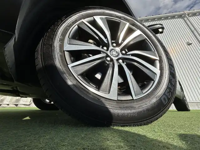 トヨタ ハリアー G 香川県 2021(令3)年 4万km ブラック パノラミックビューモニター/ブラインドスポットモニター/12.3インチディスプレイオーディオ（コネクティッドナビ対応）/【AM/FM/Bluetooth/フルセグTV】/トヨタセーフティセンス/→プリクラッシュセーフティ（衝突被害軽減ブレーキ）/→レーンディパーチャーアラート（車線逸脱警報）/→レーントレーシングアシスト（車線中央維持支援）/→アダプティブクルーズコントロール/→オートマチックハイビーム/クリアランスソナー（前後）/電動リアゲート/ドライブスタートコントロール/安心降車アシスト（SEA）/パーキングサポートブレーキ/デジタルインナーミラー/ハーフレザーシート/パワーシート/ビルトインETC/ステアリングリモコン/LEDオートライト/LEDフォグランプ/オートハイビーム/純正16インチアルミホイール/純正USBポート/100Vコンセント/スマートキー