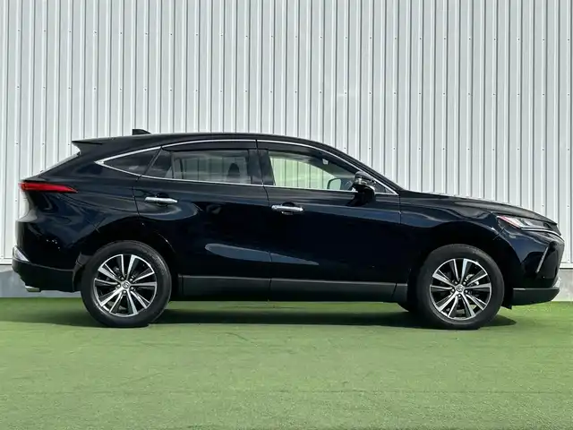 トヨタ ハリアー G 香川県 2021(令3)年 4万km ブラック パノラミックビューモニター/ブラインドスポットモニター/12.3インチディスプレイオーディオ（コネクティッドナビ対応）/【AM/FM/Bluetooth/フルセグTV】/トヨタセーフティセンス/→プリクラッシュセーフティ（衝突被害軽減ブレーキ）/→レーンディパーチャーアラート（車線逸脱警報）/→レーントレーシングアシスト（車線中央維持支援）/→アダプティブクルーズコントロール/→オートマチックハイビーム/クリアランスソナー（前後）/電動リアゲート/ドライブスタートコントロール/安心降車アシスト（SEA）/パーキングサポートブレーキ/デジタルインナーミラー/ハーフレザーシート/パワーシート/ビルトインETC/ステアリングリモコン/LEDオートライト/LEDフォグランプ/オートハイビーム/純正16インチアルミホイール/純正USBポート/100Vコンセント/スマートキー