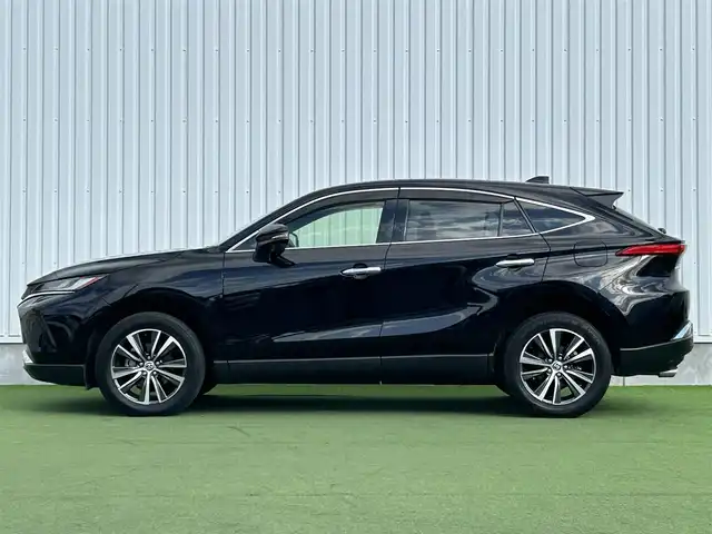 トヨタ ハリアー G 香川県 2021(令3)年 4万km ブラック パノラミックビューモニター/ブラインドスポットモニター/12.3インチディスプレイオーディオ（コネクティッドナビ対応）/【AM/FM/Bluetooth/フルセグTV】/トヨタセーフティセンス/→プリクラッシュセーフティ（衝突被害軽減ブレーキ）/→レーンディパーチャーアラート（車線逸脱警報）/→レーントレーシングアシスト（車線中央維持支援）/→アダプティブクルーズコントロール/→オートマチックハイビーム/クリアランスソナー（前後）/電動リアゲート/ドライブスタートコントロール/安心降車アシスト（SEA）/パーキングサポートブレーキ/デジタルインナーミラー/ハーフレザーシート/パワーシート/ビルトインETC/ステアリングリモコン/LEDオートライト/LEDフォグランプ/オートハイビーム/純正16インチアルミホイール/純正USBポート/100Vコンセント/スマートキー