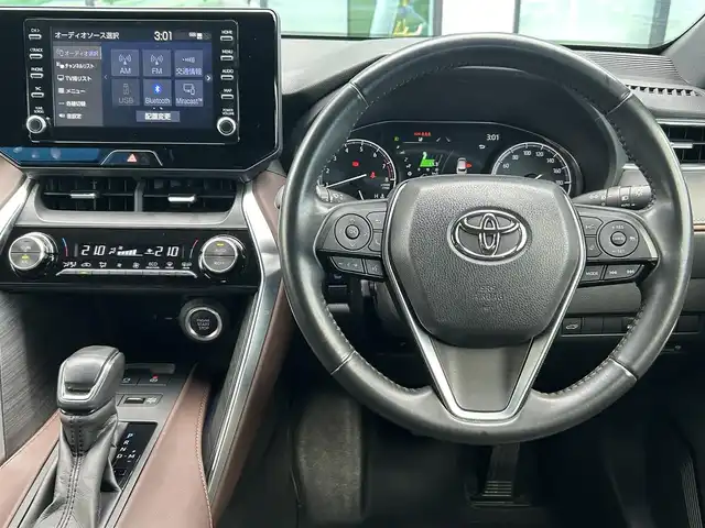 トヨタ ハリアー G 香川県 2021(令3)年 4万km ブラック パノラミックビューモニター/ブラインドスポットモニター/12.3インチディスプレイオーディオ（コネクティッドナビ対応）/【AM/FM/Bluetooth/フルセグTV】/トヨタセーフティセンス/→プリクラッシュセーフティ（衝突被害軽減ブレーキ）/→レーンディパーチャーアラート（車線逸脱警報）/→レーントレーシングアシスト（車線中央維持支援）/→アダプティブクルーズコントロール/→オートマチックハイビーム/クリアランスソナー（前後）/電動リアゲート/ドライブスタートコントロール/安心降車アシスト（SEA）/パーキングサポートブレーキ/デジタルインナーミラー/ハーフレザーシート/パワーシート/ビルトインETC/ステアリングリモコン/LEDオートライト/LEDフォグランプ/オートハイビーム/純正16インチアルミホイール/純正USBポート/100Vコンセント/スマートキー